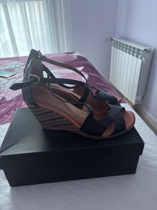 Sandalias cuña Hispanitas azul y rosa