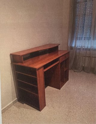 Escritorio de madera con estanterías