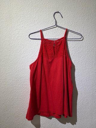 Blusa roja con escote de crochet