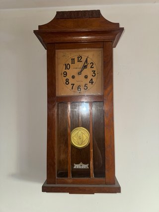 Reloj de péndulo antiguo de madera