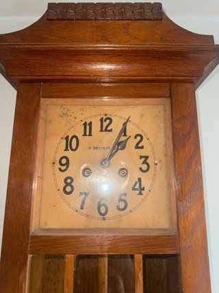 Reloj de péndulo antiguo de madera