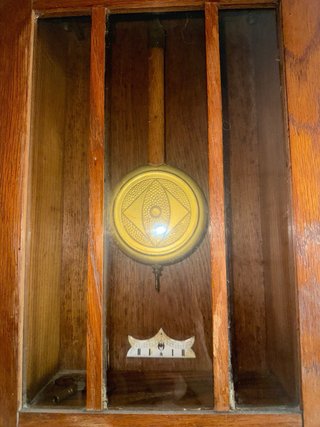 Reloj de péndulo antiguo de madera