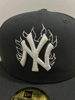 Gorra New Era Yankees Negra con Llamas Talla 7 1/4