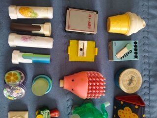 lápices, sacapuntas y gomas de borrar viejas