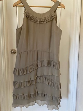 Vestido fiesta corto gris con volantes