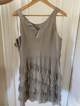 Vestido fiesta corto gris con volantes