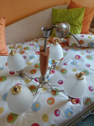 Lámpara de techo dorada y cristal