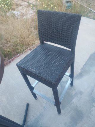 Conjunto mesa alta y 2 bancos altos
