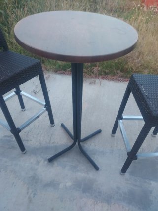 Conjunto mesa alta y 2 bancos altos