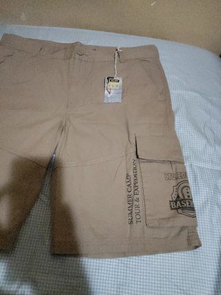 Bermudas de hombre color marrón clarito con tiquet