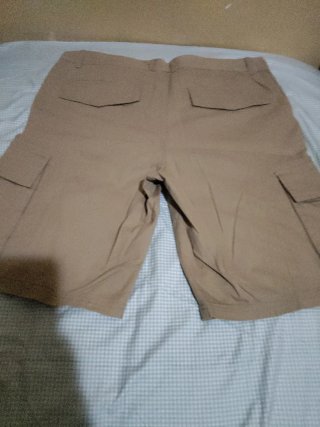 Bermudas de hombre color marrón clarito con tiquet