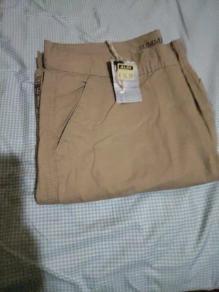 Bermudas de hombre color marrón clarito con tiquet