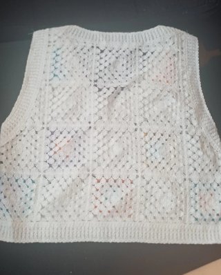 Top de crochet blanco con cuadrados de colores