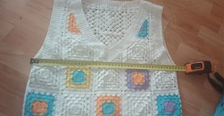 Top de crochet blanco con cuadrados de colores