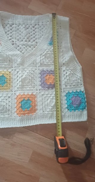Top de crochet blanco con cuadrados de colores