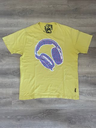 Camiseta amarilla con estampado de auriculares