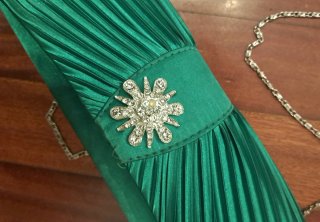 Bolso de fiesta verde con pedrería