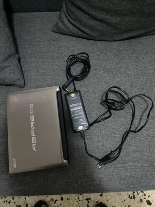 Portátil Acer Aspire One D255 funciona cargándose.