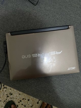 Portátil Acer Aspire One D255 funciona cargándose.