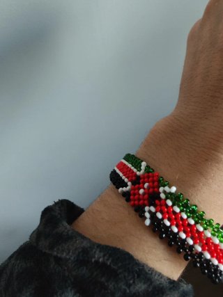 Pulsera hecha a mano en Kenia