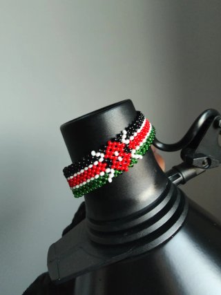 Pulsera hecha a mano en Kenia