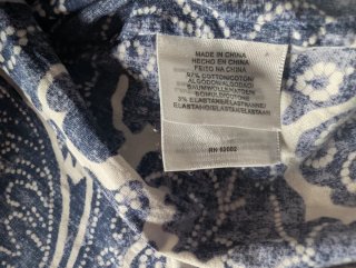 Blusa azul y blanca estampada