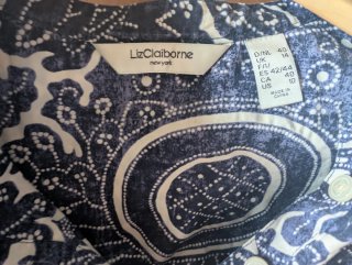 Blusa azul y blanca estampada