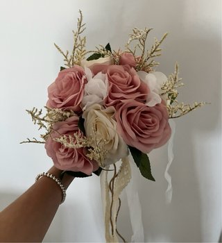 Vestido de Novia Encaje y Tul. Ramo de flores.