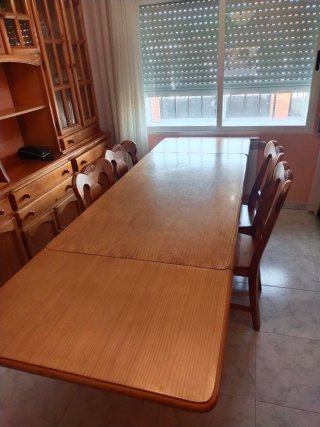 Mesa de comedor con 6 sillas de madera