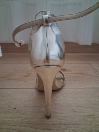 Sandalias doradas Maripaz