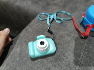 Mini cámara azul con cremallera roja