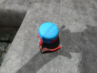 Mini cámara azul con cremallera roja