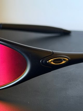 Gafas de Sol Oakley Negras y Rojas