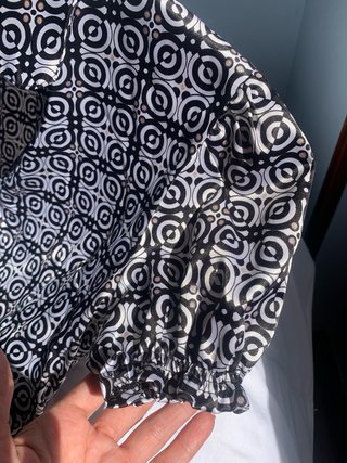 Blusa geométrica brillante con lazo