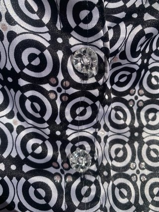 Blusa geométrica brillante con lazo