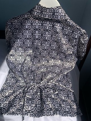 Blusa geométrica brillante con lazo
