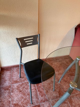Mesa redonda cristal y 3 sillas vintage