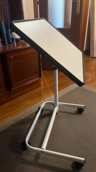 Mesa auxiliar con ruedas