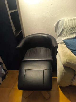 Poltrona in pelle nera con pouf per poggiapiedi