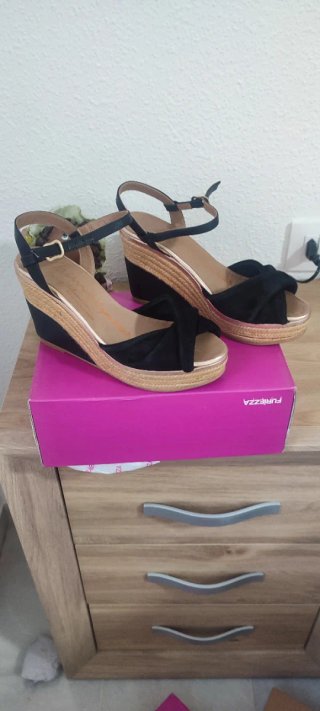 Sandalias cuña esparto Furezza negras y doradas
