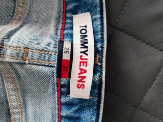 Pantalón vaquero Tommy Jeans azul y blanco
