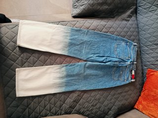 Pantalón vaquero Tommy Jeans azul y blanco