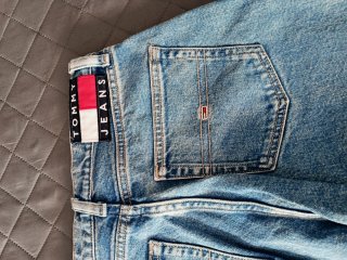 Pantalón vaquero Tommy Jeans azul y blanco