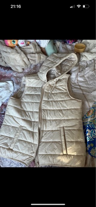 Chaqueta acolchada beige con capucha