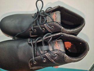 Zapatos negros nuevos sin usar, a estrenar