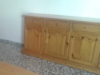 Mueble de madera con cajones y puertas