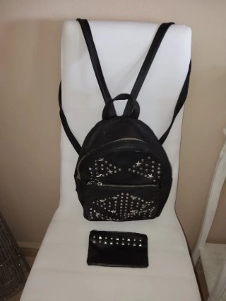 Mochila y monedero con tachuelas