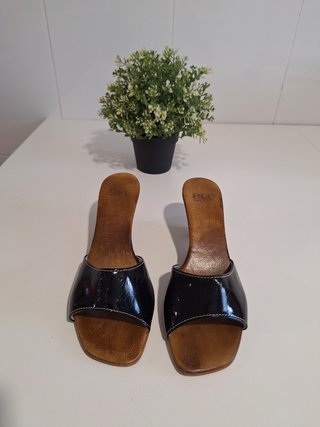 Sandalias negras charol tacón alto T-40