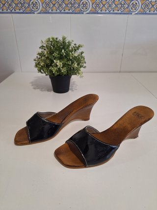 Sandalias negras charol tacón alto T-40