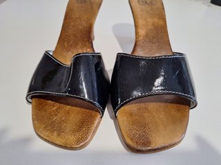 Sandalias negras charol tacón alto T-40